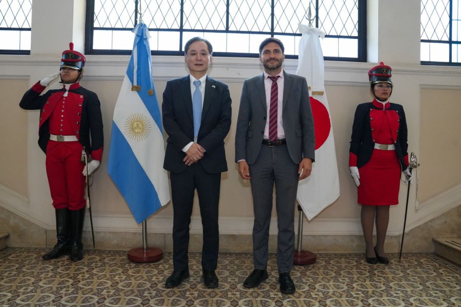 Hiroshi Yamauchi y Maximiliano Pullaro antes de la reuni&oacute;n. (FOTO SCS)