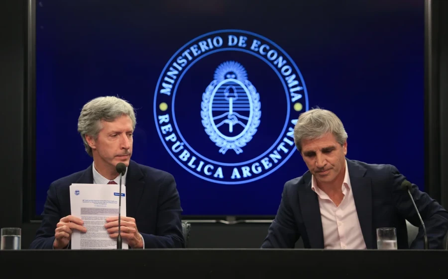 El titular del Banco Central, Santiago Bausili y el ministro de Econom&iacute;a, Luis "Toto" Caputo.