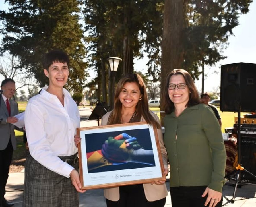 Andrea Ochat, Luciana Peter y Mar&iacute;a Eugenia Gamero durante la entrega del presente del pueblo y gobierno de Sunchales.