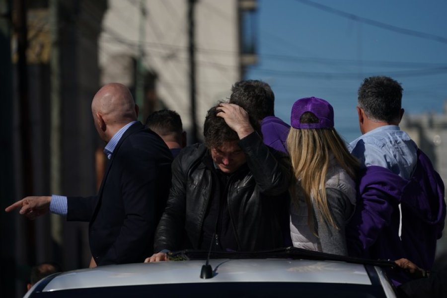 CAMPA&Ntilde;A ELECTORAL. Un grupo de personas arroj&oacute; objetos de forma repentina a la camioneta del presidente en un acto de campa&ntilde;a. Toda la comitiva fue retirada del lugar..