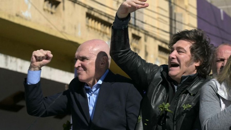 EN LOMAS DE ZAMORA. El presidente Javier Milei junto al diputado Jos&eacute; Luis Espert durante el acto de campa&ntilde;a.