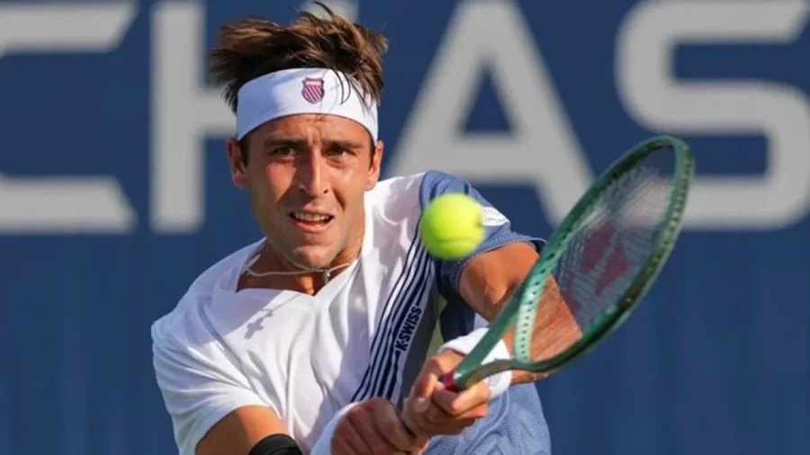 SUPERADO. Etcheverry gan&oacute; el set inicial, pero luego se lo dieron vuelta.