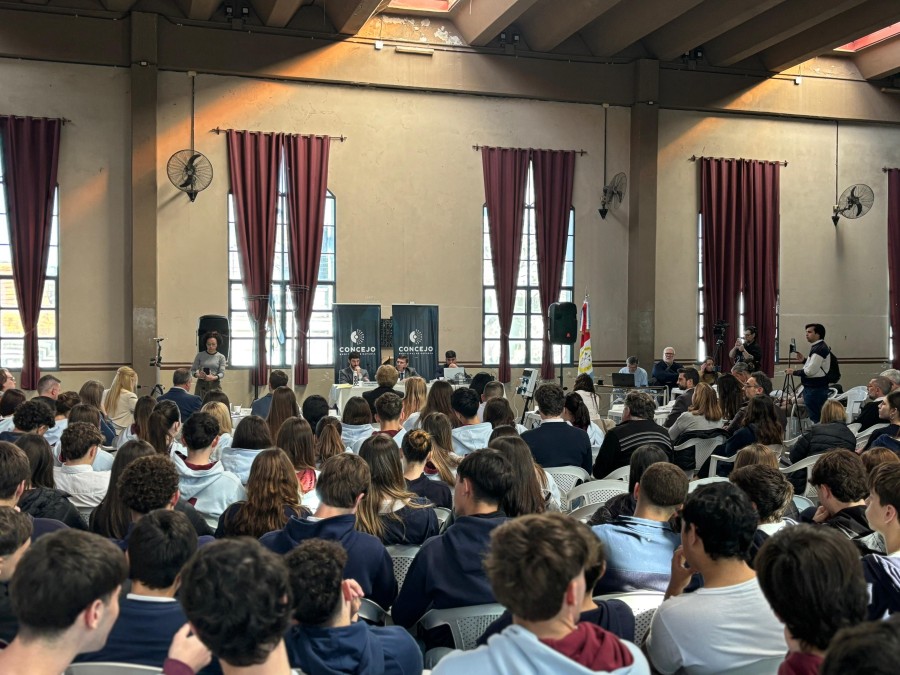 Formaron parte de la asamblea directivos, docentes y alumnos de 3&ordm;, 4&ordm; y 5&ordm; a&ntilde;o de las diferentes modalidades de la instituci&oacute;n educativa.