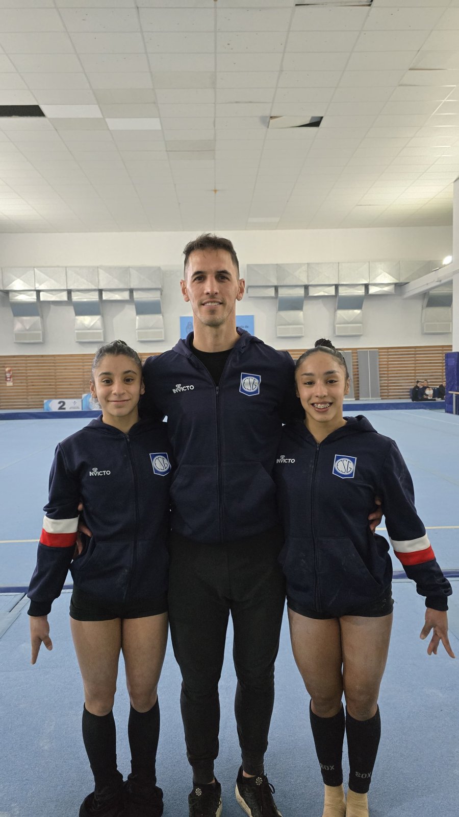 ORGULLO. Emilia Acosta, V&iacute;ctor Ingaramo y Luc&iacute;a Gonz&aacute;lez.