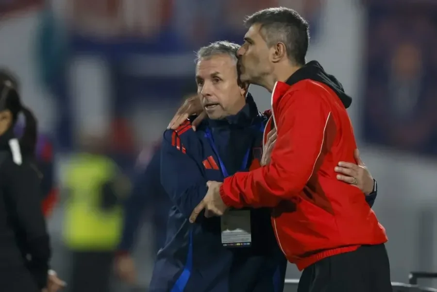 Julio C&eacute;sar Vaccari junto al entrenador de la Universidad de Chile, Gustavo &Aacute;lvarez.