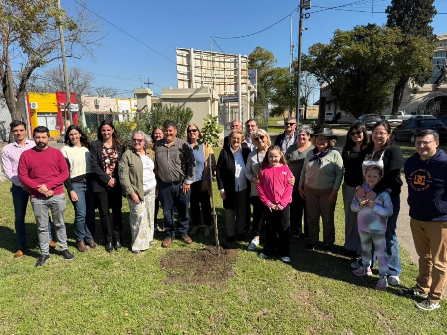 DONACION DE ARBOLES NATIVOS. La actividad se desarroll&oacute; en el SUM de la Sociedad Rural de Rafaela y tuvo como prop&oacute;sito promover la plantaci&oacute;n y el cuidado de especies aut&oacute;ctonas.