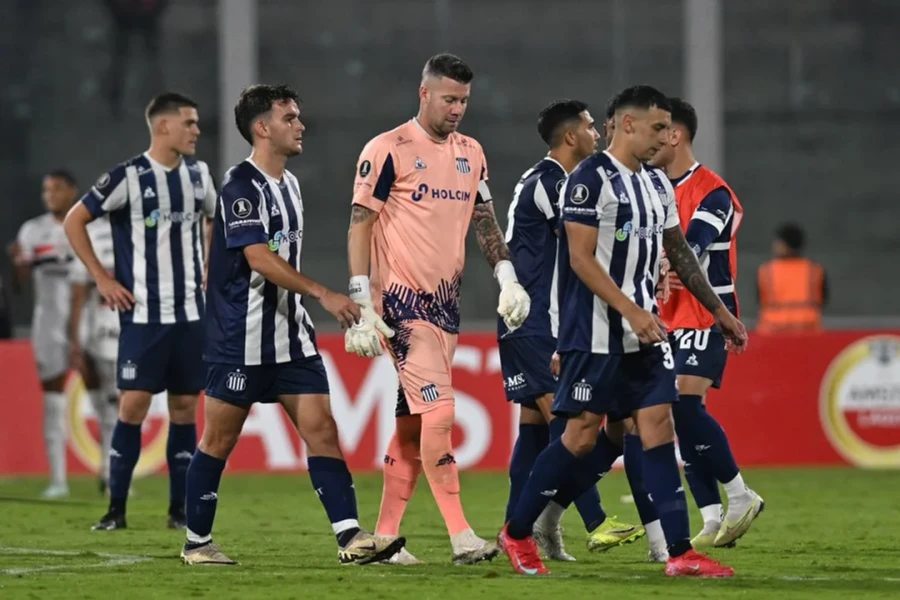 SE HUNDE. Talleres, incre&iacute;blemente complicado.