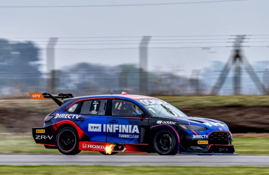 Leonel Pern&iacute;a festej&oacute; su primera victoria con el Honda ZR-V.