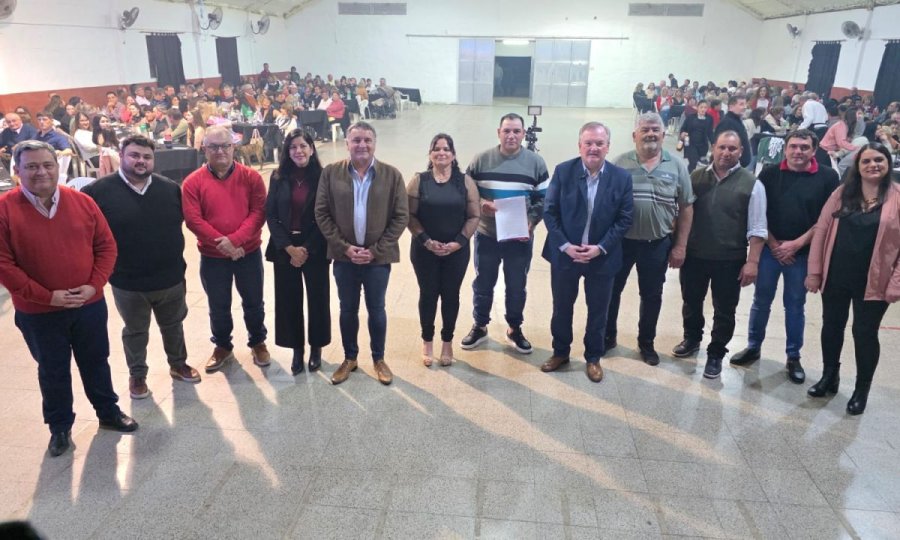 Las autoridades y el p&uacute;blico durante la celebraci&oacute;n.
