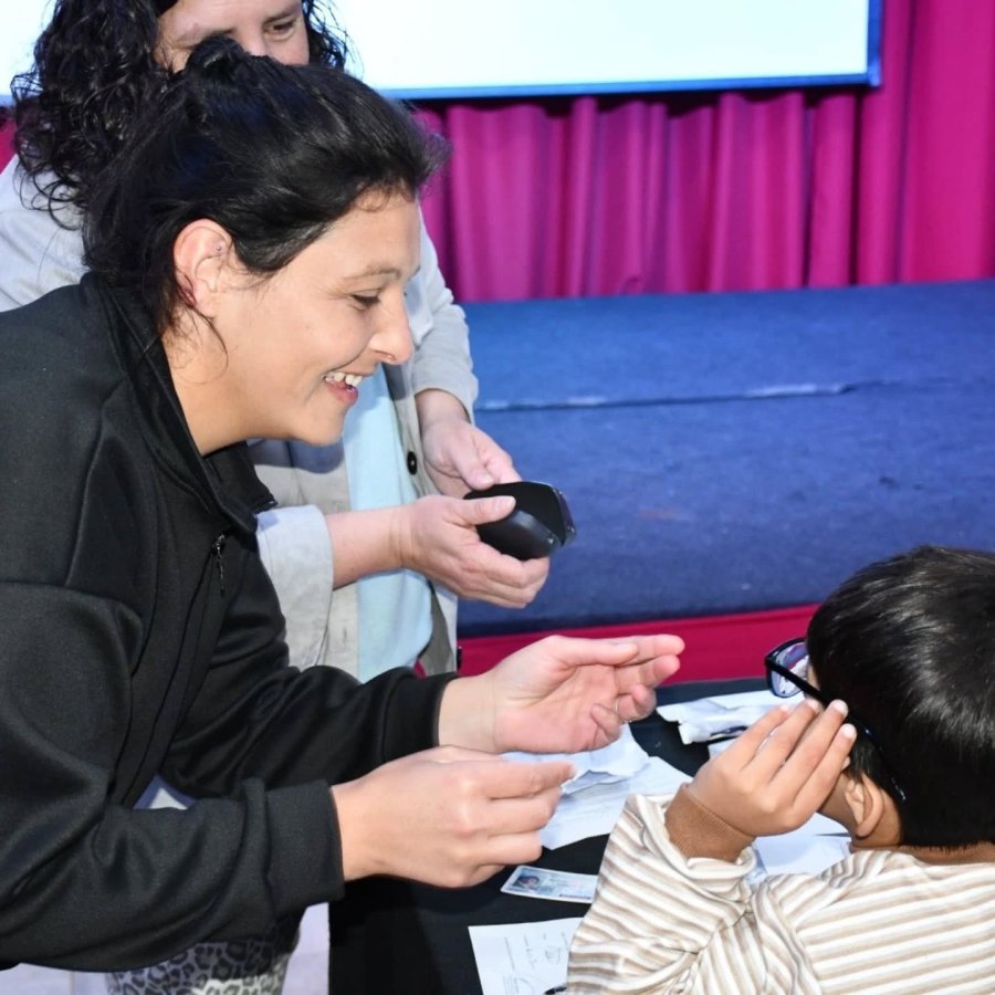Uno de los ni&ntilde;os que recibieron anteojos.