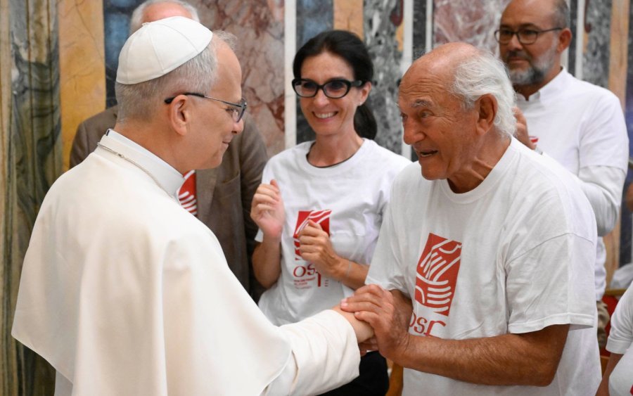 Tras la audiencia el Santo Padre salud&oacute; a los participantes.