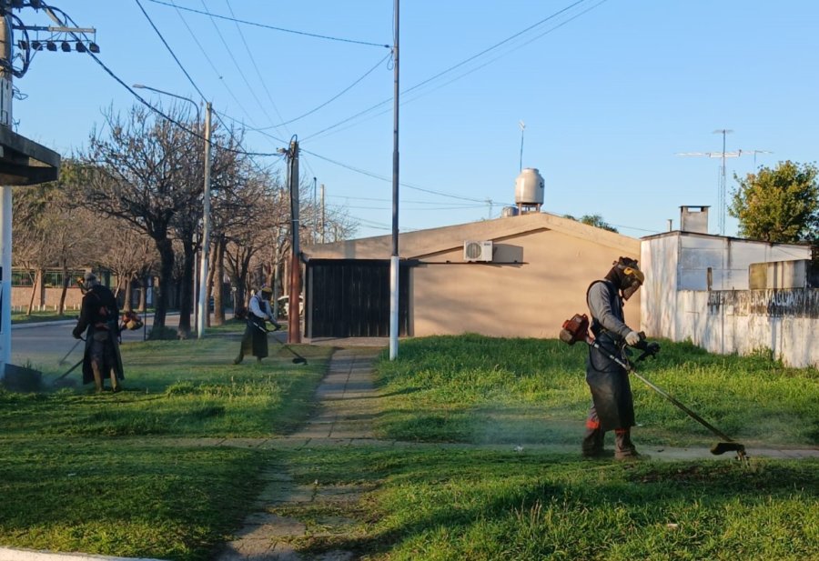 TAREAS DE LIMPIEZA. Se realiz&oacute; un operativo de desmalezado mec&aacute;nico en parte de la ciclov&iacute;a que conecta los barrios F&aacute;tima, Villa Podio y Villa del Parque.