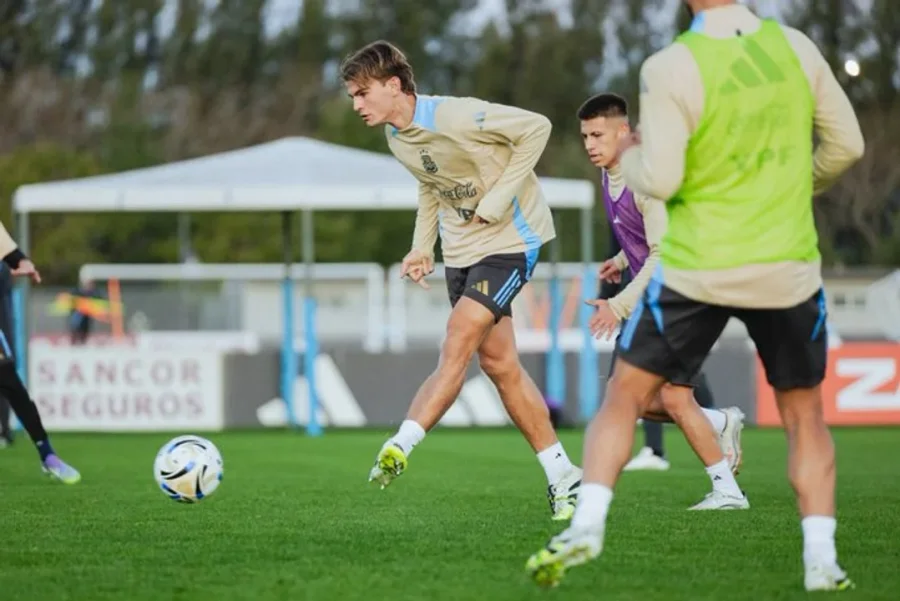 La Selecci&oacute;n argentina ya se entren&oacute; con la mirada puesta en Venezuela y Ecuador.