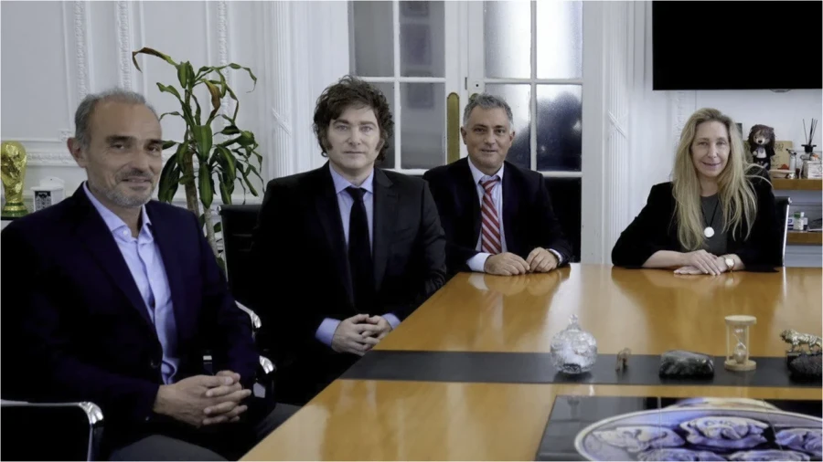 Lule Menem, Javier Milei, Sebasti&aacute;n Pareja y Karina Milei.