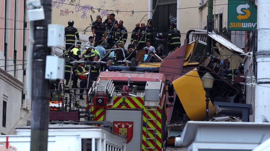 TRAGEDIA EN LISBOA. El convoy, con capacidad para 42 pasajeros, qued&oacute; completamente destrozado luego de volcarse en el empinado recorrido. Cinco heridos se encuentran en estado grave.
