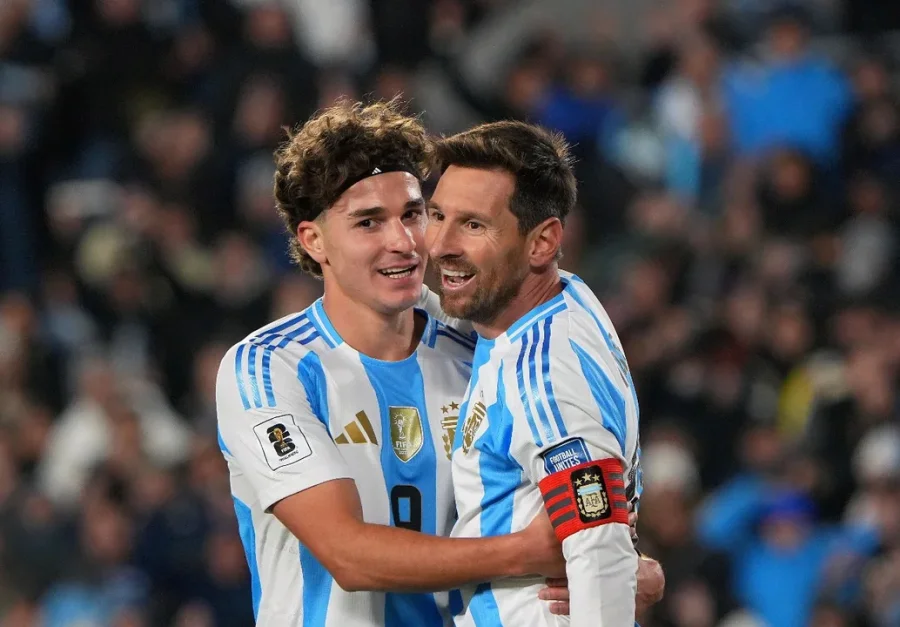 CELEBRAN. Lionel Messi festeja el gol argentino junto con Juli&aacute;n &Aacute;lvarez, el asistidor.