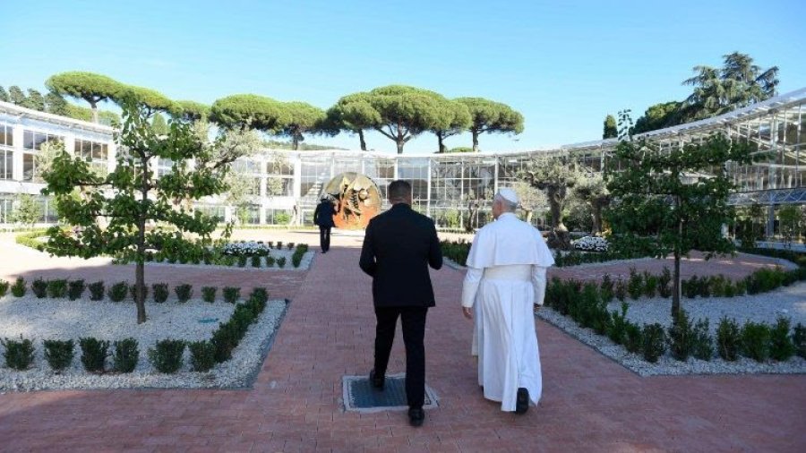El papa Le&oacute;n XIV recorre el Borgo Laudato si'.