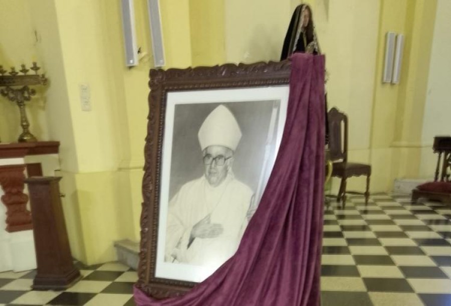 un imagen de Zazpe presidi&oacute; el homenaje.