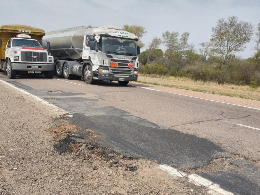 REALIDAD. El deterioro de las rutas en nuestro pa&iacute;s es constante.