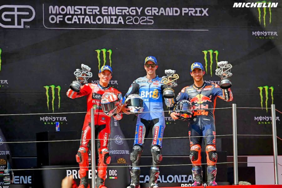 Marc M&aacute;rquez, Alex M&aacute;rquez y Enea Bastianini en el podio del GP de Catalunya.