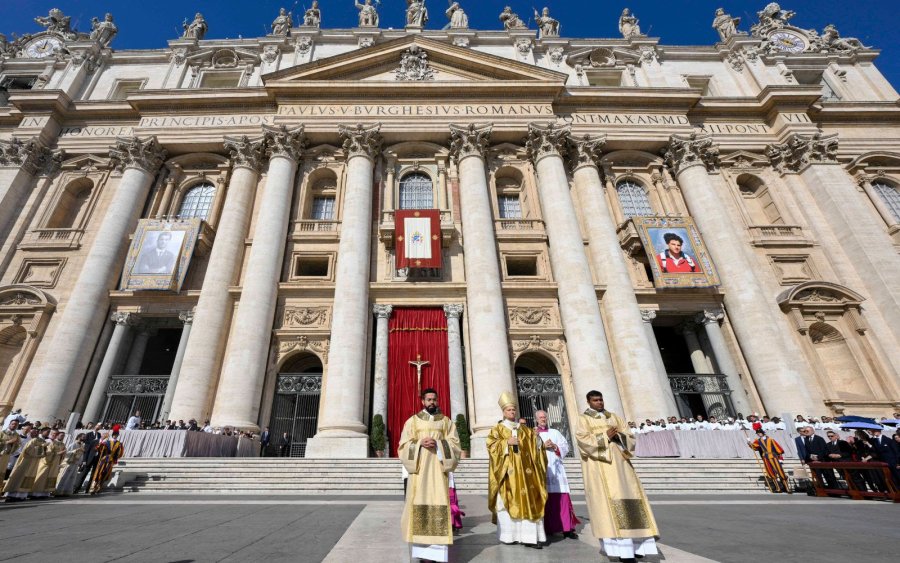 La Bas&iacute;lica de San Pedro, ayer, durante la misa de cononizaci&oacute;n de san Carlo Acutis y san Pier Giorgio Frassati .