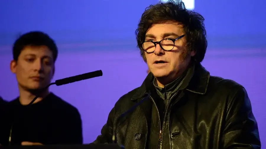 TRAS LA DERROTA ELECTORAL. Milei conformar&aacute; una mesa pol&iacute;tica con funcionarios propios y una de di&aacute;logo con los gobernadores.