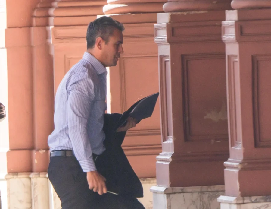 Mart&iacute;n Menem, titular de la C&aacute;mara de Diputados ingresa a Casa Rosada para participar de la mesa pol&iacute;tica.