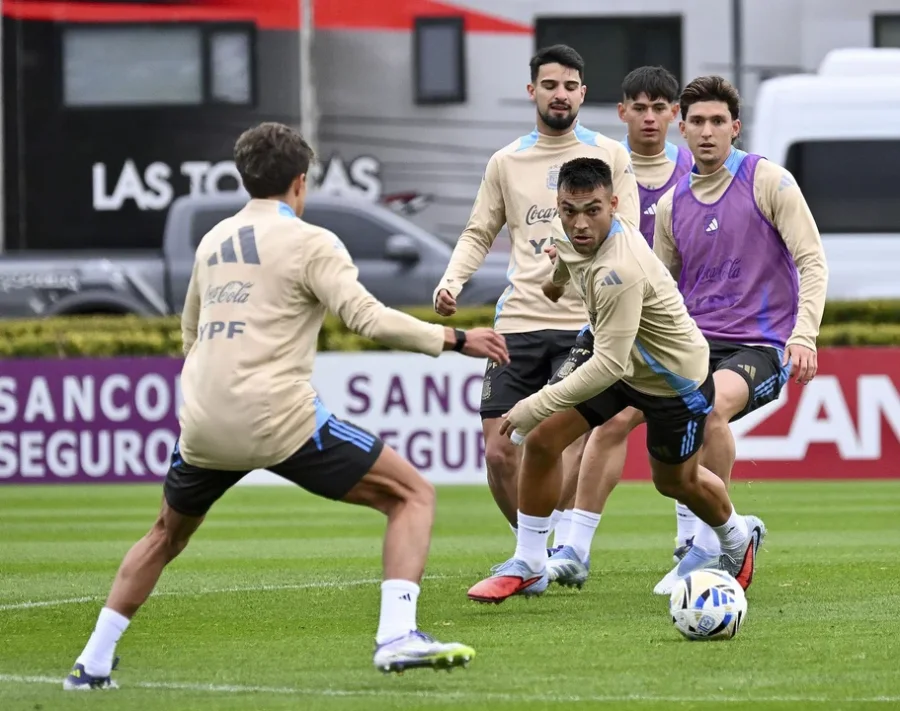 Los jugadores de la Selecci&oacute;n argentina se preparan para recibir a Ecuador.