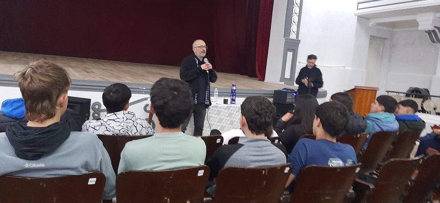 Parisi en el Kadima durante su exposici&oacute;n ante los estudiantes.