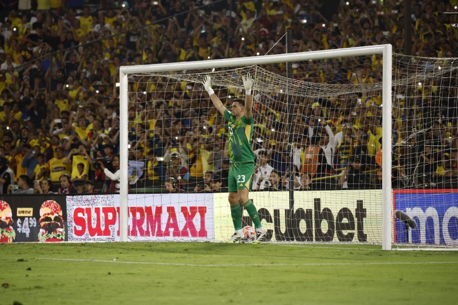 EN EL PENAL. Estuvo cerca de sacarlo con el pie.