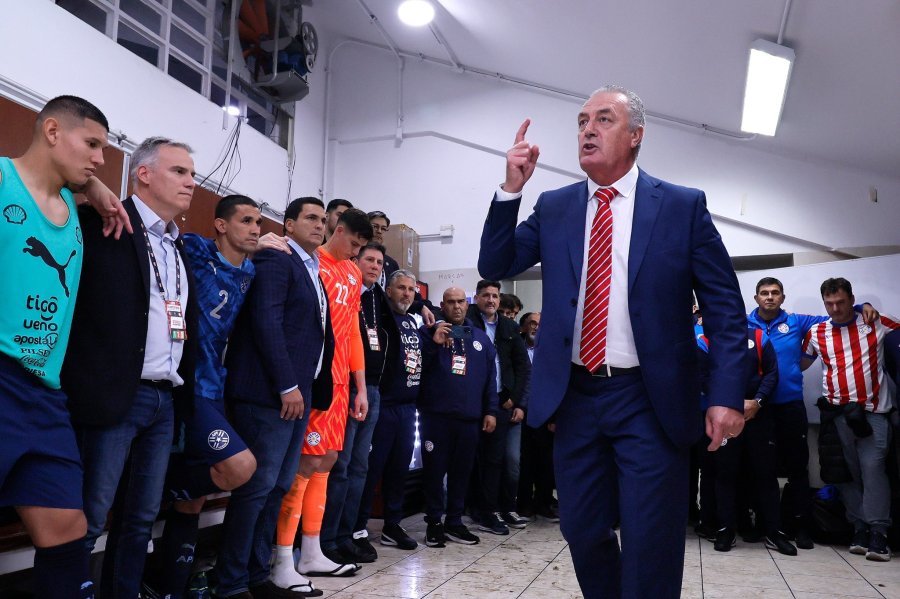 CONVENCIMIENTO. "Lechuga" en los vestuarios con su equipo.