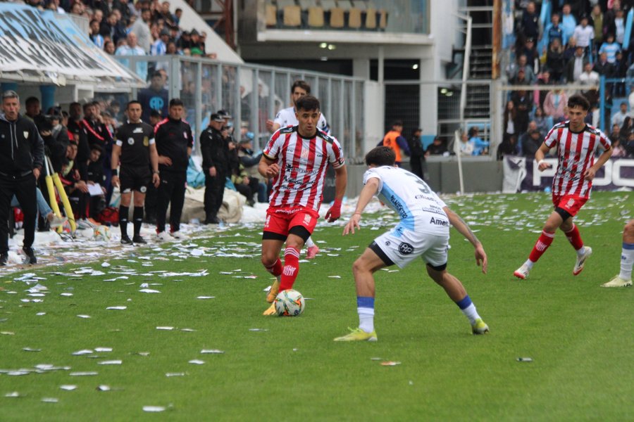 CAPITAN. Maximiliano Martinez durante el &uacute;ltimo partido.