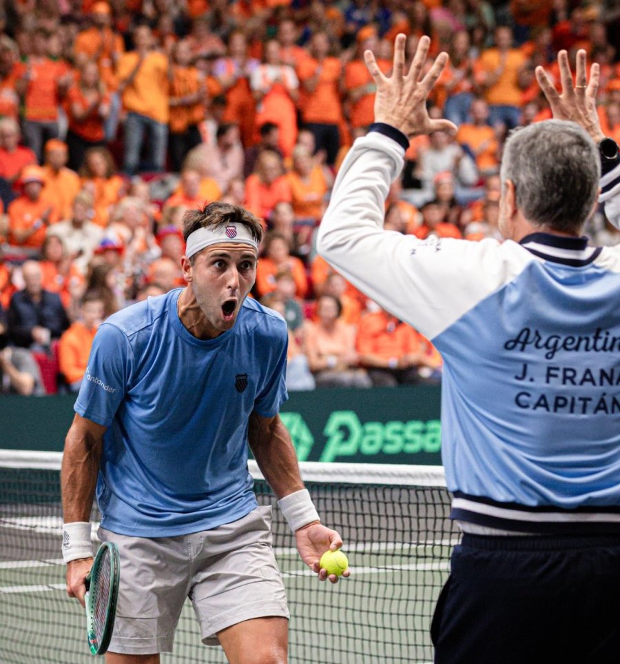 Tom&aacute;s Etcheverry gan&oacute; el primer punto para Argentina al vencer a Jesper De Jong por 6-4 y 6-4