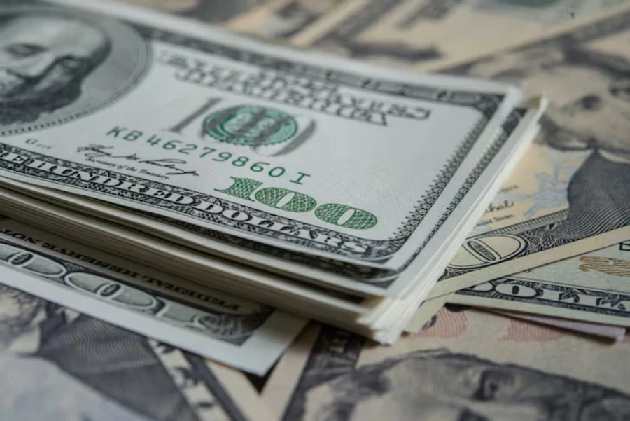 El d&oacute;lar, cerca del techo de la banda.