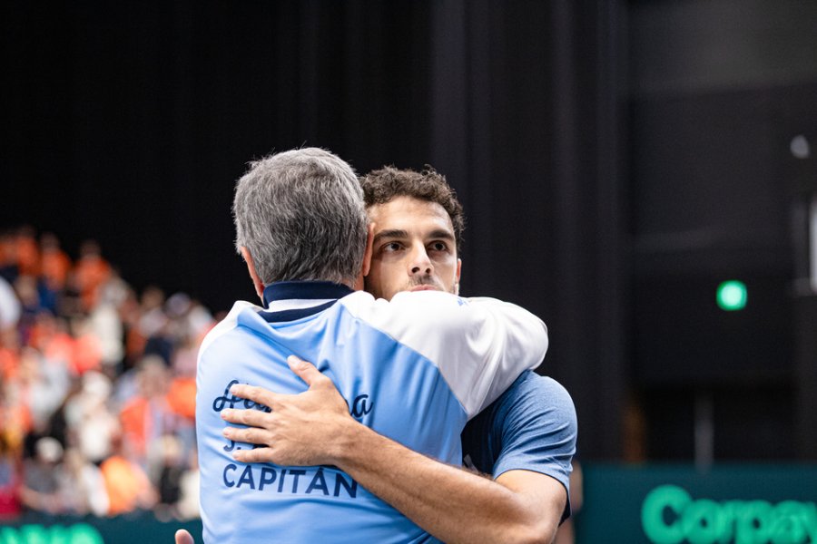 El abrazo de Cer&uacute;ndolo con el capit&aacute;n Frana.