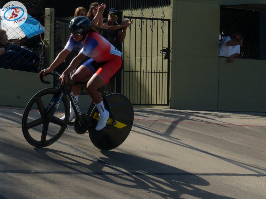 DOMINADORA. Nati Vera domin&oacute; con autoridad el keirin.