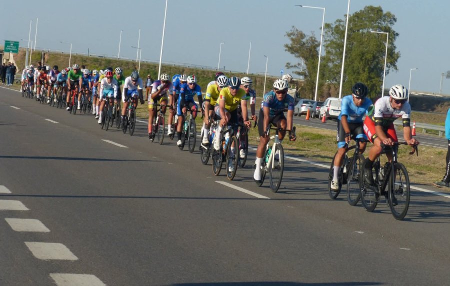 PELOTON. M&aacute;s de cuarenta corredores fueron parte de la competencia masculina.