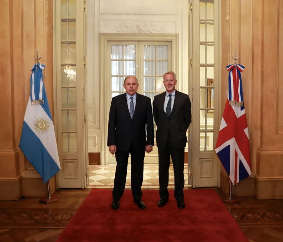 El canciller Gerardo Werthein junto al nuevo embajador brit&aacute;nico en la Argentina, David Cairns.