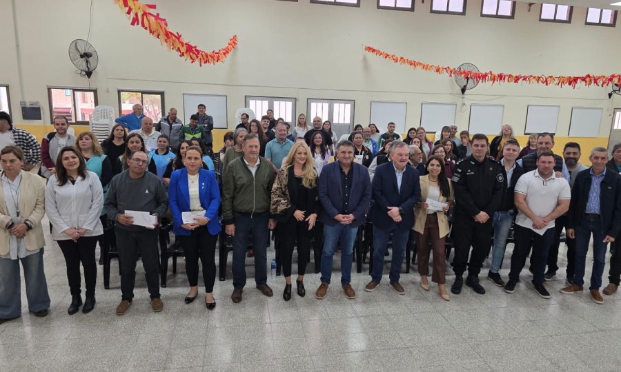 El grupo que particip&oacute; en el acto realizado hoy.