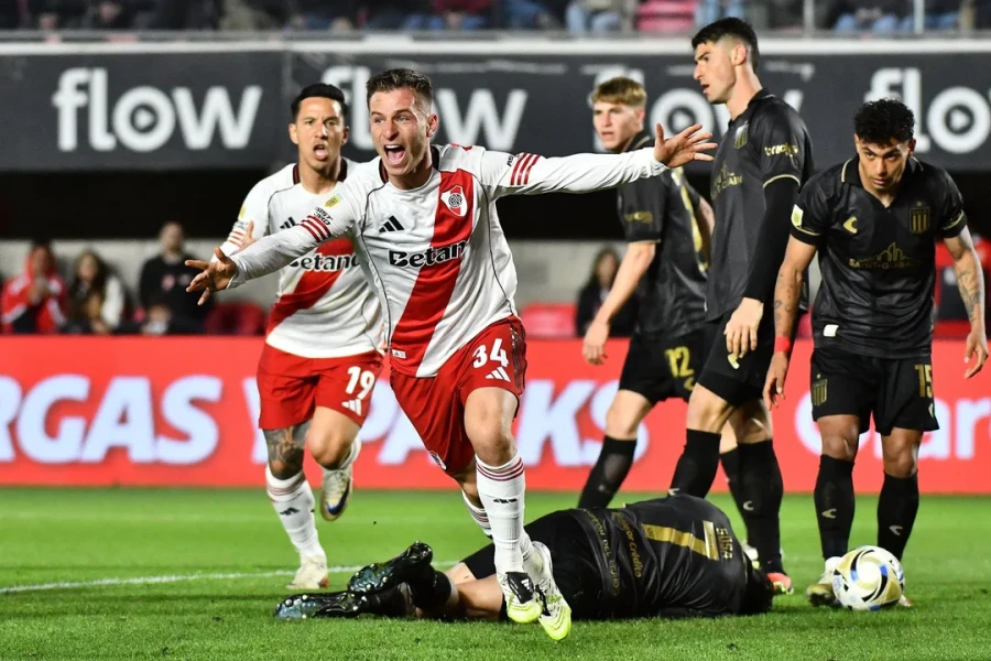 VOLANTE CON GOL. Galoppo, convirtiendo uno de los goles de River en el reciente triunfo con Estudiantes.