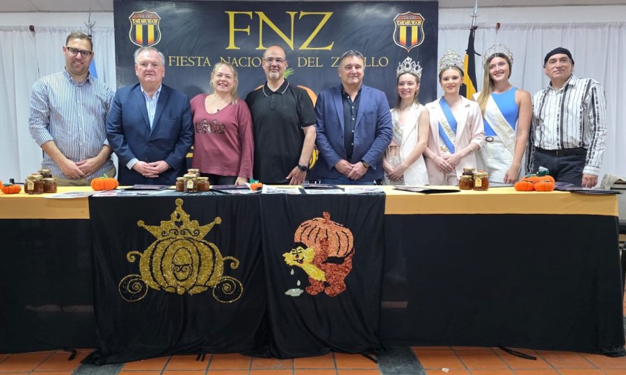 La mesa que presidi&oacute; el lanzamiento.