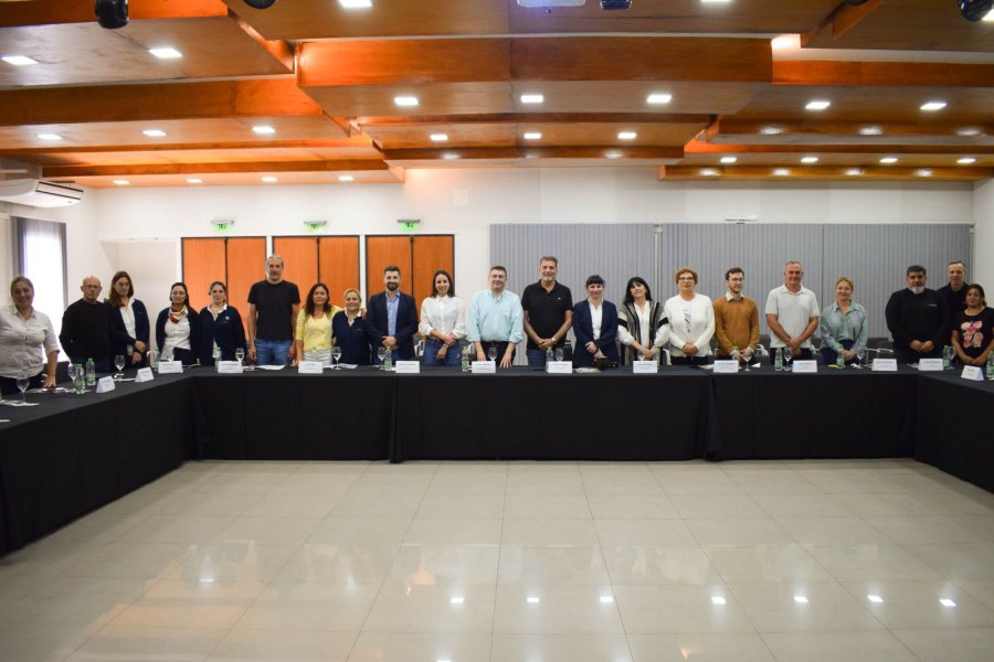 TODOS JUNTOS. Representantes del sindicato de los municipales y concejales locales durante la actividad que se desarroll&oacute; hoy en el SUM del SEOM.