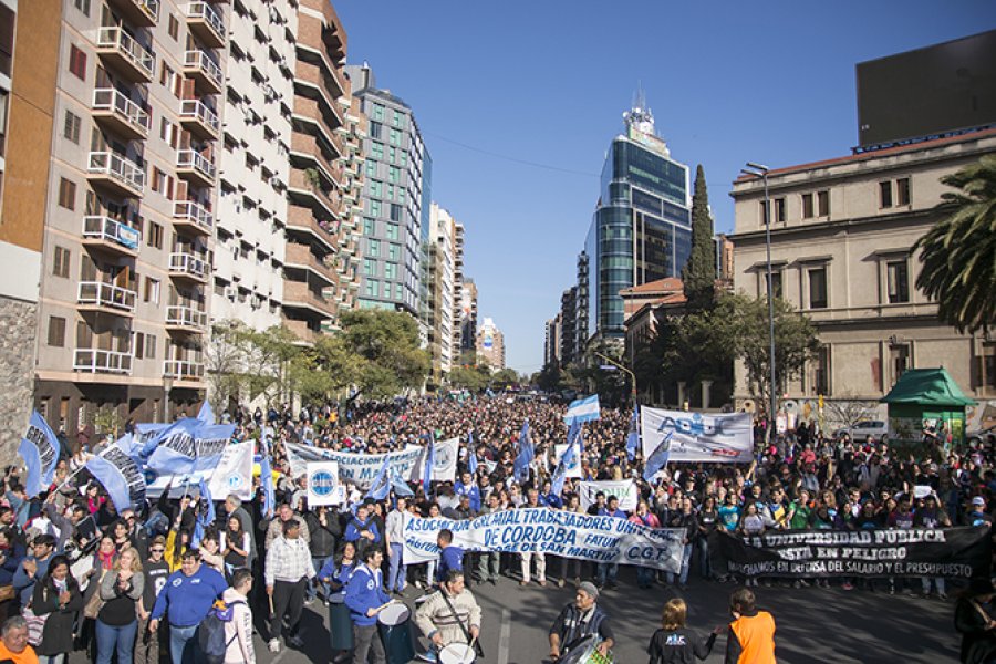 MASIVA PROTESTA. Estudiantes, docentes y trabajadores de la salud se unieron en todo el pa&iacute;s en una importante movilizaci&oacute;n en defensa de la salud y la universidad p&uacute;blica.