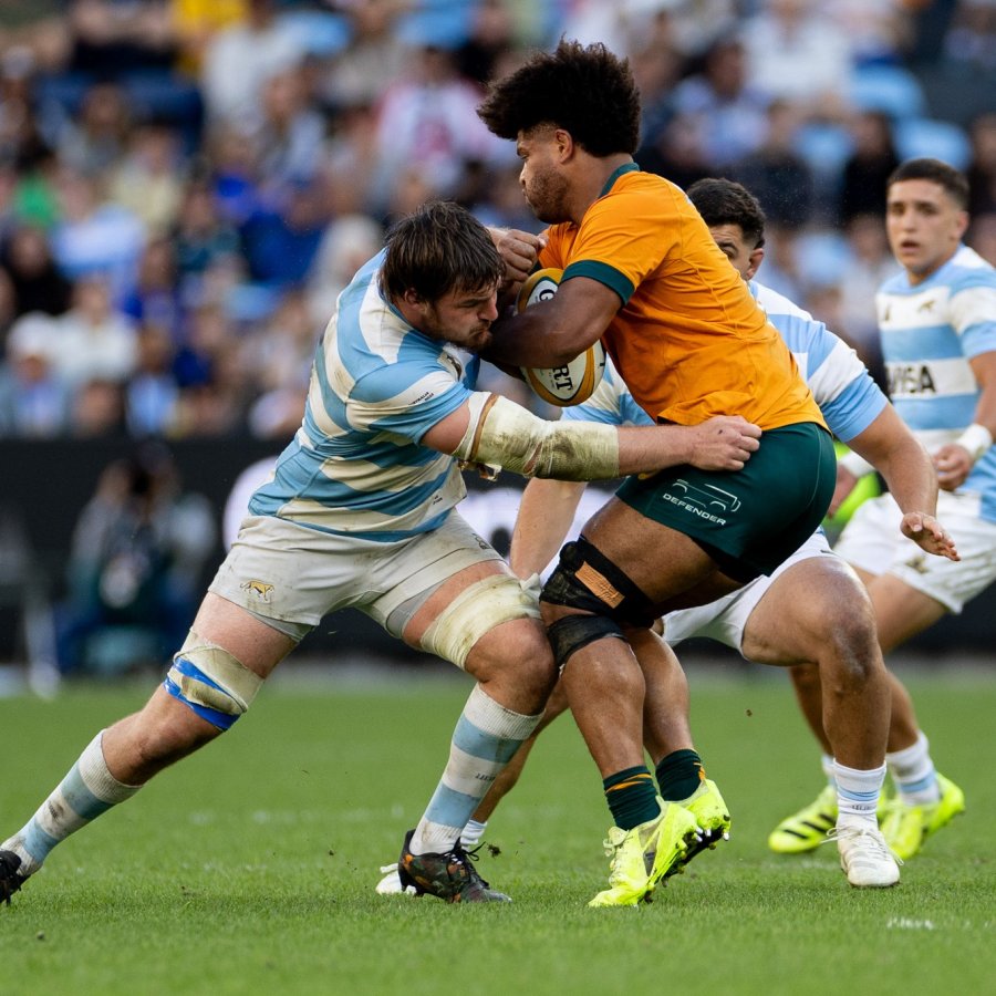 TACKLEANDO. Pedro Rubiolo en su gran labor defensiva ante los Wallabies.