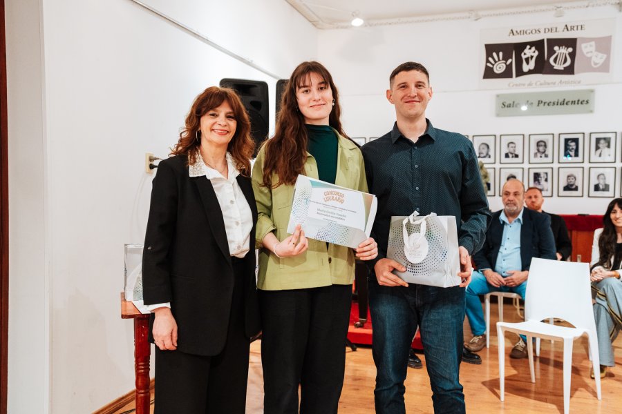 PREMIADA. Mar&iacute;a Emilia Tosello rodeada por Laura Balduino y Juan Ignacio Astor.