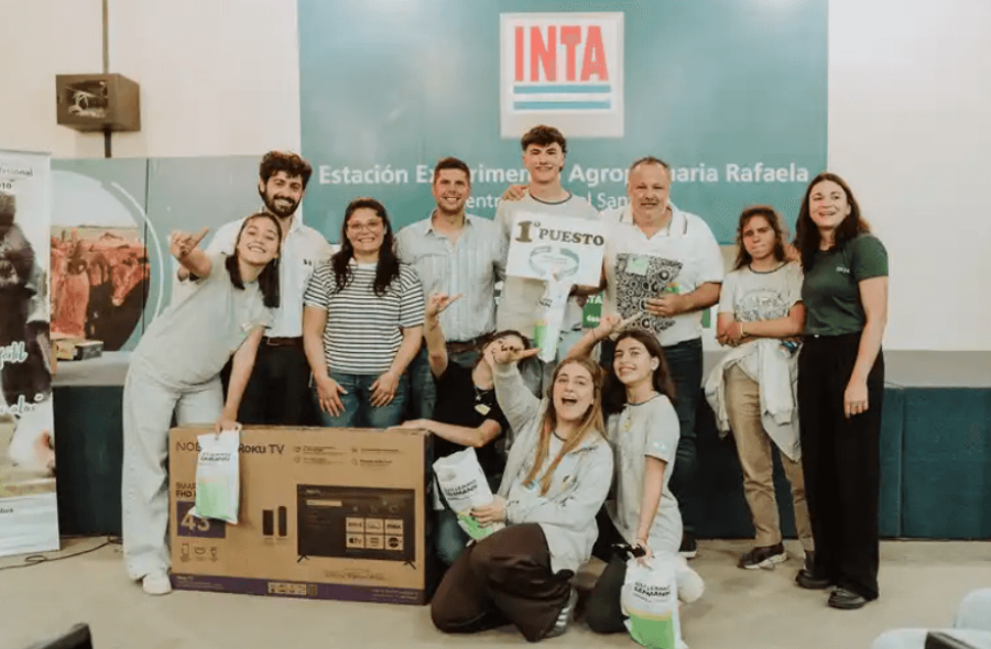 GANADORES: Los alumnos de la escuela esperancina posan con autoridades. La competencia volvi&oacute; a mostrar el talento de la zona.