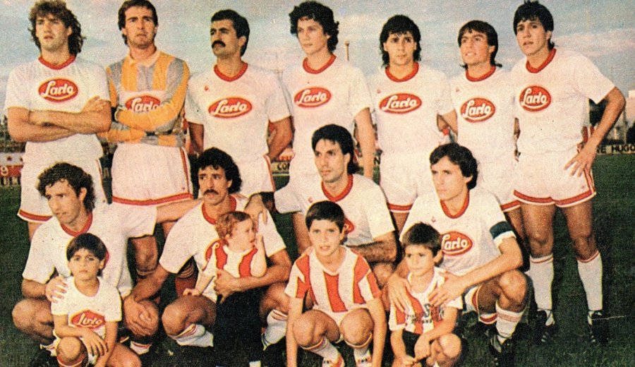 GRAN EQUIPO. 9 de Julio 1989/90, parados Restelli, Gerold, Varaldo, Caballero, Valdovinos, G. Veronesse y Mambr&iacute;n. Agachados: Altamirano, Fern&aacute;ndez, C&oacute;rdoba y Soltermam.
