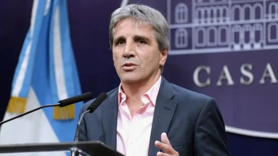 LUIS CAPUTO. Anunci&oacute; que el gobierno intervendr&aacute; hasta el l&iacute;mite de la banda establecida.