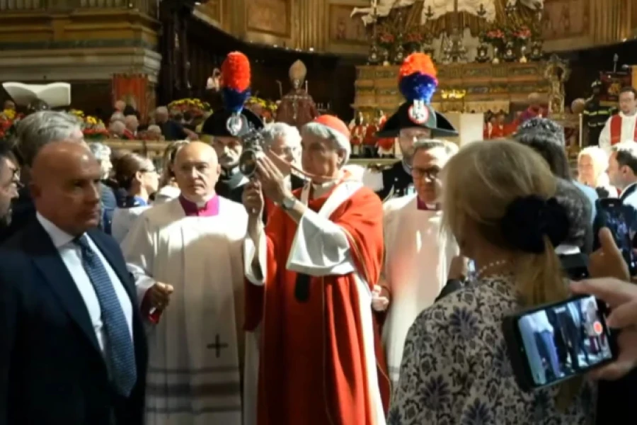 El Arzobispo de N&aacute;poles, Cardenal Domenico Battaglia, mostr&oacute; a los fieles la ampolla con la sangre ya licuada.