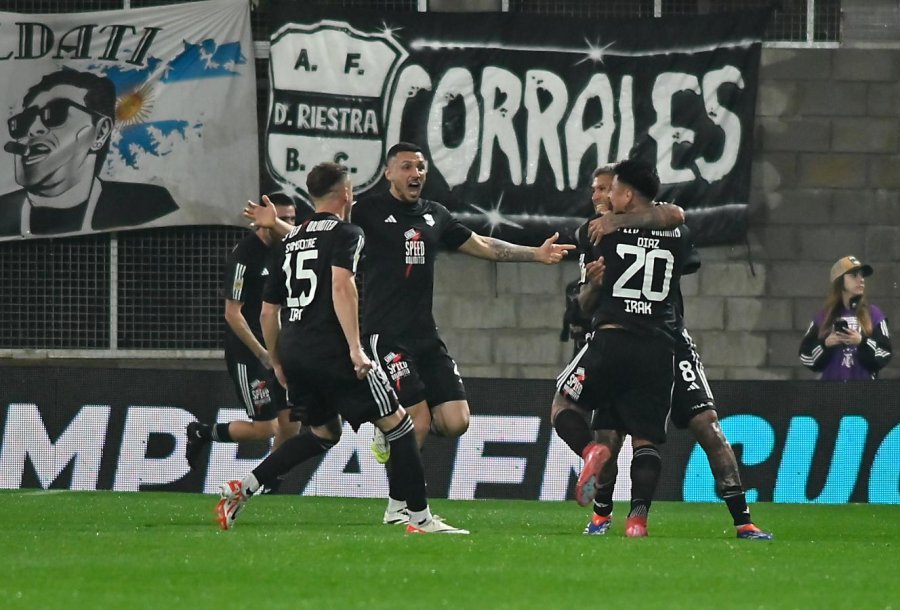 Deportivo Riestra consigui&oacute; una victoria clave en el estadio Guillermo Laza